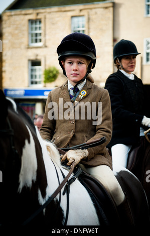 Mädchen in Fahrerausstattung auf Pferd (10,11,12) vor Teilnahme an Heythrop Hunt am Boxing Day Jagd, Chipping Norton, Oxfordshire, Stockfoto