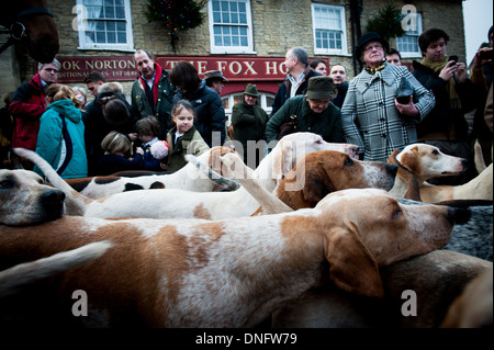 The Heythrop Hunt , eine Fuchsjagd in Chipping Norton, Oxfordshire, jedes Jahr am zweiten Weihnachtsfeiertag, beginnend vor dem Fox Hotel Stockfoto