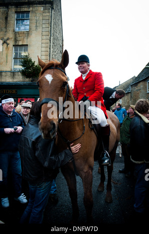 Fahrer und Hunde zu sammeln, zu Beginn des Heythrop Hunt in Chipping Norton, Oxfordshire Stockfoto