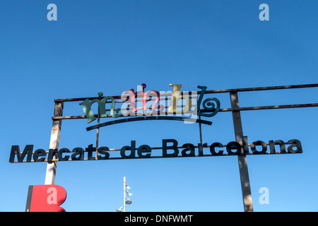 BARCELONA, SPANIEN - 13. SEPTEMBER 2013: Schild über dem Eingang zum Mercat Fira de Bellcaire - größter Antiquitäten- und Flohmarkt in Barcelona Stockfoto