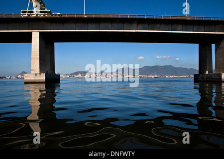 Ölunfälle unter Rio-Niterói-Brücke, Guanabara-Bucht, Rio De Janeiro, Brasilien. Stockfoto