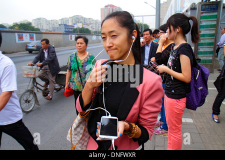 Peking China, Asien, Chinesisch, Orient, Guang an Men Nei Da Jie, Guanganmen Inner Street, Bushaltestelle, Asiaten, Erwachsene, Erwachsene, Frau Frauen weibliche Dame, smartph Stockfoto