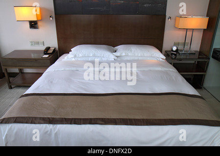 Peking China, Chinesisch, Guang an Men Nei Da Jie, Guanganmen Outer Street, Beijing Hilton DoubleTree, Hotel, Gästezimmer, Kingsize-Bett, Made, China130916072 Stockfoto