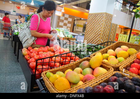 Peking China, Chinesisch, Guang an Men Nei Da Jie, Guanganmen Outer Street, Rainbow Center, Zentrum, Shopping Shopper Shopper Shop Geschäfte Markt Märkte Markt Stockfoto