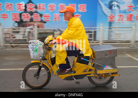 Peking China, Chinesisch, Xicheng Bezirk, Guang an Men Nei Da Jie, Guanganmen Außenstraße, elektrisches Moped, Roller, asiatischer Mann Männer männlich, Reiten, Poncho, regnet Stockfoto