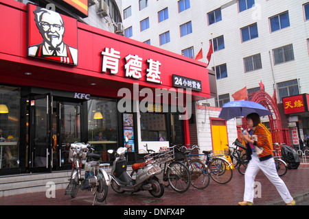 Peking China, Chinesisch, Bezirk Xicheng, Guang an Men Nei Da Jie, Guanganmen Inner Street, asiatischer Erwachsener, Erwachsene, Frau weibliche Frauen, Regenschirm, KFC, Fast Food, re Stockfoto