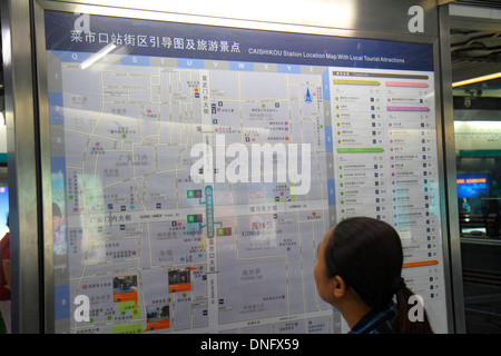 Peking China, Asien, Chinesisch, Oriental, Caishikou U-Bahn-Station, Linie 4, öffentliche Verkehrsmittel, Straßenkarte, Asiaten, Erwachsene, Erwachsene, Frau Frauen weibliche Dame Stockfoto