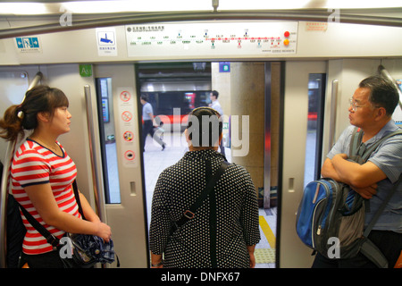 Peking China, Asien, Chinesisch, Oriental, Nanlishilu U-Bahn-Station, Linie 1, öffentliche Verkehrsmittel, chinesische Schriftzeichen hànzì Pinyin, Passagierkabine, Passagier p Stockfoto