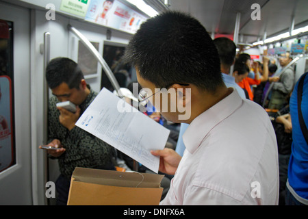 Peking China, Asien, Chinesisch, Oriental, Nanlishilu U-Bahn-Station, Linie 1, öffentliche Verkehrsmittel, Zug, Passagierkabine, Passagierpassagiere Fahrer, sta Stockfoto