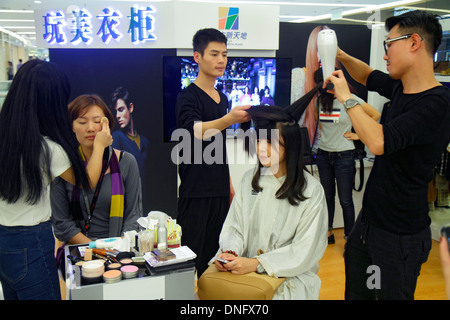 Peking China, China, die Hallen am Oriental Plaza, Shopping Shopper Shopper Shop Geschäfte Markt Märkte Markt Kauf Verkauf, Einzelhandel Geschäfte b Stockfoto