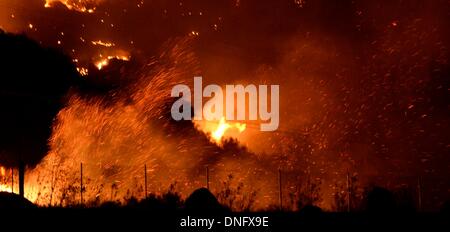 25. Dezember 2013, Simi Valley Kalifornien-USA. Ventura Feuerwehr zusammen mit Los Angeles, LA County und CalFire kämpfen ein Buschfeuer Weihnachten Nacht späten Mittwoch 25. Dezember in Simi Valley. Die starken Winde helfen die Buschfeuer entlang Santa Susana Pass Rd. westlich von Rocky Peak südlich der 118 Autobahn brennen. Das Brennen rund um 8-10 Hektar und keine Häuser wurden beschädigt. Das verursacht ist zu diesem Zeitpunkt noch unbekannt. Simi Valley ca. 25. Dezember 2013 Foto von Gene Blevins/LA DailyNews/ZumaPress. (Kredit-Bild: © gen Blevins/ZUMAPRESS.com) Bildnachweis: ZUMA Press, Inc./Alamy Live-Nachrichten Stockfoto