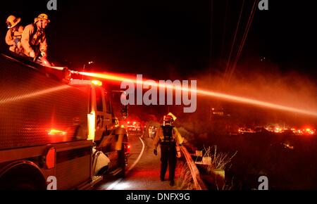 25. Dezember 2013, Simi Valley Kalifornien-USA. Ventura Feuerwehr zusammen mit Los Angeles, LA County und CalFire kämpfen ein Buschfeuer Weihnachten Nacht späten Mittwoch 25. Dezember in Simi Valley. Die starken Winde helfen die Buschfeuer entlang Santa Susana Pass Rd. westlich von Rocky Peak südlich der 118 Autobahn brennen. Das Brennen rund um 8-10 Hektar und keine Häuser wurden beschädigt. Das verursacht ist zu diesem Zeitpunkt noch unbekannt. Simi Valley ca. 25. Dezember 2013 Foto von Gene Blevins/LA DailyNews/ZumaPress. (Kredit-Bild: © gen Blevins/ZUMAPRESS.com) Bildnachweis: ZUMA Press, Inc./Alamy Live-Nachrichten Stockfoto