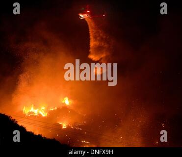 25. Dezember 2013, Simi Valley Kalifornien-USA. Ventura Feuerwehr zusammen mit Los Angeles, LA County und CalFire kämpfen ein Buschfeuer Weihnachten Nacht späten Mittwoch 25. Dezember in Simi Valley. Die starken Winde helfen die Buschfeuer entlang Santa Susana Pass Rd. westlich von Rocky Peak südlich der 118 Autobahn brennen. Das Brennen rund um 8-10 Hektar und keine Häuser wurden beschädigt. Das verursacht ist zu diesem Zeitpunkt noch unbekannt. Simi Valley ca. 25. Dezember 2013 Foto von Gene Blevins/LA DailyNews/ZumaPress. (Kredit-Bild: © gen Blevins/ZUMAPRESS.com) Bildnachweis: ZUMA Press, Inc./Alamy Live-Nachrichten Stockfoto