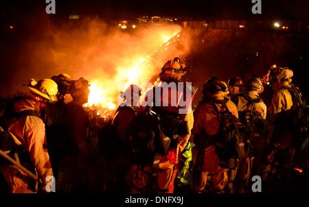 25. Dezember 2013, Simi Valley Kalifornien-USA. Ventura Feuerwehr zusammen mit Los Angeles, LA County und CalFire kämpfen ein Buschfeuer Weihnachten Nacht späten Mittwoch 25. Dezember in Simi Valley. Die starken Winde helfen die Buschfeuer entlang Santa Susana Pass Rd. westlich von Rocky Peak südlich der 118 Autobahn brennen. Das Brennen rund um 8-10 Hektar und keine Häuser wurden beschädigt. Das verursacht ist zu diesem Zeitpunkt noch unbekannt. Simi Valley ca. 25. Dezember 2013 Foto von Gene Blevins/LA DailyNews/ZumaPress. (Kredit-Bild: © gen Blevins/ZUMAPRESS.com) Bildnachweis: ZUMA Press, Inc./Alamy Live-Nachrichten Stockfoto