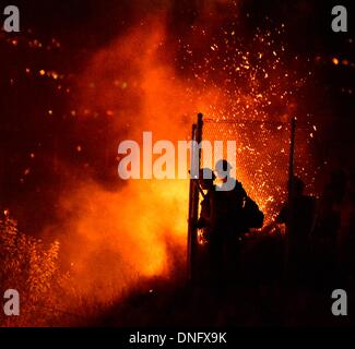 25. Dezember 2013, Simi Valley Kalifornien-USA. Ventura Feuerwehr zusammen mit Los Angeles, LA County und CalFire kämpfen ein Buschfeuer Weihnachten Nacht späten Mittwoch 25. Dezember in Simi Valley. Die starken Winde helfen die Buschfeuer entlang Santa Susana Pass Rd. westlich von Rocky Peak südlich der 118 Autobahn brennen. Das Brennen rund um 8-10 Hektar und keine Häuser wurden beschädigt. Das verursacht ist zu diesem Zeitpunkt noch unbekannt. Simi Valley ca. 25. Dezember 2013 Foto von Gene Blevins/LA DailyNews/ZumaPress. (Kredit-Bild: © gen Blevins/ZUMAPRESS.com) Bildnachweis: ZUMA Press, Inc./Alamy Live-Nachrichten Stockfoto