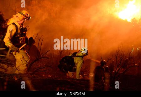 25. Dezember 2013, Simi Valley Kalifornien-USA. Ventura Feuerwehr zusammen mit Los Angeles, LA County und CalFire kämpfen ein Buschfeuer Weihnachten Nacht späten Mittwoch 25. Dezember in Simi Valley. Die starken Winde helfen die Buschfeuer entlang Santa Susana Pass Rd. westlich von Rocky Peak südlich der 118 Autobahn brennen. Das Brennen rund um 8-10 Hektar und keine Häuser wurden beschädigt. Das verursacht ist zu diesem Zeitpunkt noch unbekannt. Simi Valley ca. 25. Dezember 2013 Foto von Gene Blevins/LA DailyNews/ZumaPress. (Kredit-Bild: © gen Blevins/ZUMAPRESS.com) Bildnachweis: ZUMA Press, Inc./Alamy Live-Nachrichten Stockfoto