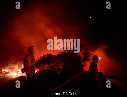 25. Dezember 2013, Simi Valley Kalifornien-USA. Ventura Feuerwehr zusammen mit Los Angeles, LA County und CalFire kämpfen ein Buschfeuer Weihnachten Nacht späten Mittwoch 25. Dezember in Simi Valley. Die starken Winde helfen die Buschfeuer entlang Santa Susana Pass Rd. westlich von Rocky Peak südlich der 118 Autobahn brennen. Das Brennen rund um 8-10 Hektar und keine Häuser wurden beschädigt. Das verursacht ist zu diesem Zeitpunkt noch unbekannt. Simi Valley ca. 25. Dezember 2013 Foto von Gene Blevins/LA DailyNews/ZumaPress. (Kredit-Bild: © gen Blevins/ZUMAPRESS.com) Bildnachweis: ZUMA Press, Inc./Alamy Live-Nachrichten Stockfoto