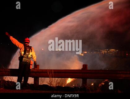 25. Dezember 2013, Simi Valley Kalifornien-USA. Ventura Feuerwehr zusammen mit Los Angeles, LA County und CalFire kämpfen ein Buschfeuer Weihnachten Nacht späten Mittwoch 25. Dezember in Simi Valley. Die starken Winde helfen die Buschfeuer entlang Santa Susana Pass Rd. westlich von Rocky Peak südlich der 118 Autobahn brennen. Das Brennen rund um 8-10 Hektar und keine Häuser wurden beschädigt. Das verursacht ist zu diesem Zeitpunkt noch unbekannt. Simi Valley ca. 25. Dezember 2013 Foto von Gene Blevins/LA DailyNews/ZumaPress. (Kredit-Bild: © gen Blevins/ZUMAPRESS.com) Bildnachweis: ZUMA Press, Inc./Alamy Live-Nachrichten Stockfoto