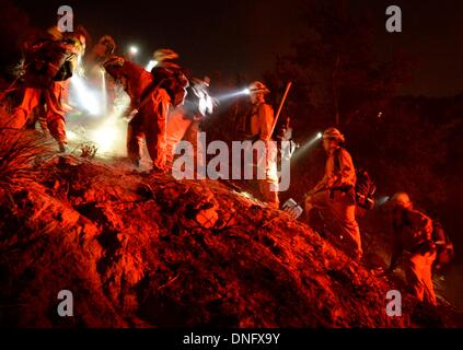 25. Dezember 2013, Simi Valley Kalifornien-USA. Ventura Feuerwehr zusammen mit Los Angeles, LA County und CalFire kämpfen ein Buschfeuer Weihnachten Nacht späten Mittwoch 25. Dezember in Simi Valley. Die starken Winde helfen die Buschfeuer entlang Santa Susana Pass Rd. westlich von Rocky Peak südlich der 118 Autobahn brennen. Das Brennen rund um 8-10 Hektar und keine Häuser wurden beschädigt. Das verursacht ist zu diesem Zeitpunkt noch unbekannt. Simi Valley ca. 25. Dezember 2013 Foto von Gene Blevins/LA DailyNews/ZumaPress. (Kredit-Bild: © gen Blevins/ZUMAPRESS.com) Bildnachweis: ZUMA Press, Inc./Alamy Live-Nachrichten Stockfoto