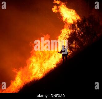 25. Dezember 2013, Simi Valley Kalifornien-USA. Ventura Feuerwehr zusammen mit Los Angeles, LA County und CalFire kämpfen ein Buschfeuer Weihnachten Nacht späten Mittwoch 25. Dezember in Simi Valley. Die starken Winde helfen die Buschfeuer entlang Santa Susana Pass Rd. westlich von Rocky Peak südlich der 118 Autobahn brennen. Das Brennen rund um 8-10 Hektar und keine Häuser wurden beschädigt. Das verursacht ist zu diesem Zeitpunkt noch unbekannt. Simi Valley ca. 25. Dezember 2013 Foto von Gene Blevins/LA DailyNews/ZumaPress. (Kredit-Bild: © gen Blevins/ZUMAPRESS.com) Bildnachweis: ZUMA Press, Inc./Alamy Live-Nachrichten Stockfoto