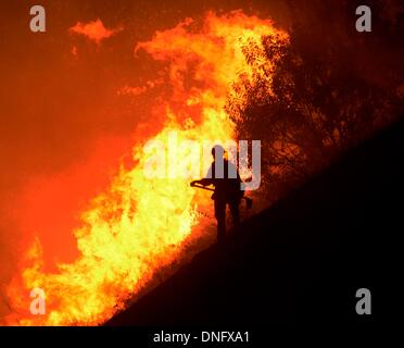 25. Dezember 2013, Simi Valley Kalifornien-USA. Ventura Feuerwehr zusammen mit Los Angeles, LA County und CalFire kämpfen ein Buschfeuer Weihnachten Nacht späten Mittwoch 25. Dezember in Simi Valley. Die starken Winde helfen die Buschfeuer entlang Santa Susana Pass Rd. westlich von Rocky Peak südlich der 118 Autobahn brennen. Das Brennen rund um 8-10 Hektar und keine Häuser wurden beschädigt. Das verursacht ist zu diesem Zeitpunkt noch unbekannt. Simi Valley ca. 25. Dezember 2013 Foto von Gene Blevins/LA DailyNews/ZumaPress. (Kredit-Bild: © gen Blevins/ZUMAPRESS.com) Bildnachweis: ZUMA Press, Inc./Alamy Live-Nachrichten Stockfoto