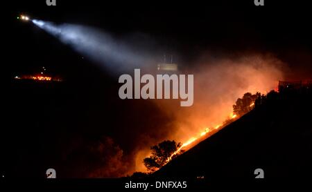 25. Dezember 2013, Simi Valley Kalifornien-USA. Ventura Feuerwehr zusammen mit Los Angeles, LA County und CalFire kämpfen ein Buschfeuer Weihnachten Nacht späten Mittwoch 25. Dezember in Simi Valley. Die starken Winde helfen die Buschfeuer entlang Santa Susana Pass Rd. westlich von Rocky Peak südlich der 118 Autobahn brennen. Das Brennen rund um 8-10 Hektar und keine Häuser wurden beschädigt. Das verursacht ist zu diesem Zeitpunkt noch unbekannt. Simi Valley ca. 25. Dezember 2013 Foto von Gene Blevins/LA DailyNews/ZumaPress. (Kredit-Bild: © gen Blevins/ZUMAPRESS.com) Bildnachweis: ZUMA Press, Inc./Alamy Live-Nachrichten Stockfoto
