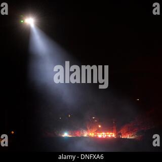 25. Dezember 2013, Simi Valley Kalifornien-USA. Ventura Feuerwehr zusammen mit Los Angeles, LA County und CalFire kämpfen ein Buschfeuer Weihnachten Nacht späten Mittwoch 25. Dezember in Simi Valley. Die starken Winde helfen die Buschfeuer entlang Santa Susana Pass Rd. westlich von Rocky Peak südlich der 118 Autobahn brennen. Das Brennen rund um 8-10 Hektar und keine Häuser wurden beschädigt. Das verursacht ist zu diesem Zeitpunkt noch unbekannt. Simi Valley ca. 25. Dezember 2013 Foto von Gene Blevins/LA DailyNews/ZumaPress. (Kredit-Bild: © gen Blevins/ZUMAPRESS.com) Bildnachweis: ZUMA Press, Inc./Alamy Live-Nachrichten Stockfoto