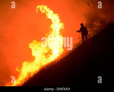 25. Dezember 2013, Simi Valley Kalifornien-USA. Ventura Feuerwehr zusammen mit Los Angeles, LA County und CalFire kämpfen ein Buschfeuer Weihnachten Nacht späten Mittwoch 25. Dezember in Simi Valley. Die starken Winde helfen die Buschfeuer entlang Santa Susana Pass Rd. westlich von Rocky Peak südlich der 118 Autobahn brennen. Das Brennen rund um 8-10 Hektar und keine Häuser wurden beschädigt. Das verursacht ist zu diesem Zeitpunkt noch unbekannt. Simi Valley ca. 25. Dezember 2013 Foto von Gene Blevins/LA DailyNews/ZumaPress. (Kredit-Bild: © gen Blevins/ZUMAPRESS.com) Bildnachweis: ZUMA Press, Inc./Alamy Live-Nachrichten Stockfoto
