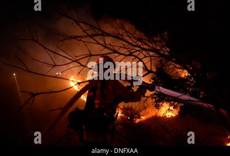 25. Dezember 2013, Simi Valley Kalifornien-USA. Ventura Feuerwehr zusammen mit Los Angeles, LA County und CalFire kämpfen ein Buschfeuer Weihnachten Nacht späten Mittwoch 25. Dezember in Simi Valley. Die starken Winde helfen die Buschfeuer entlang Santa Susana Pass Rd. westlich von Rocky Peak südlich der 118 Autobahn brennen. Das Brennen rund um 8-10 Hektar und keine Häuser wurden beschädigt. Das verursacht ist zu diesem Zeitpunkt noch unbekannt. Simi Valley ca. 25. Dezember 2013 Foto von Gene Blevins/LA DailyNews/ZumaPress. (Kredit-Bild: © gen Blevins/ZUMAPRESS.com) Bildnachweis: ZUMA Press, Inc./Alamy Live-Nachrichten Stockfoto