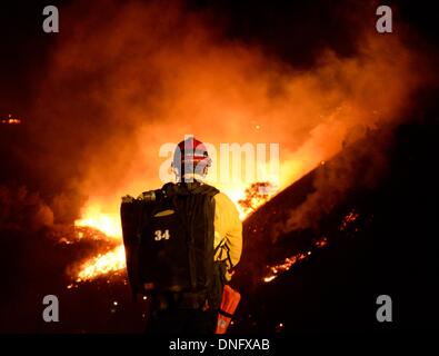 25. Dezember 2013, Simi Valley Kalifornien-USA. Ventura Feuerwehr zusammen mit Los Angeles, LA County und CalFire kämpfen ein Buschfeuer Weihnachten Nacht späten Mittwoch 25. Dezember in Simi Valley. Die starken Winde helfen die Buschfeuer entlang Santa Susana Pass Rd. westlich von Rocky Peak südlich der 118 Autobahn brennen. Das Brennen rund um 8-10 Hektar und keine Häuser wurden beschädigt. Das verursacht ist zu diesem Zeitpunkt noch unbekannt. Simi Valley ca. 25. Dezember 2013 Foto von Gene Blevins/LA DailyNews/ZumaPress. (Kredit-Bild: © gen Blevins/ZUMAPRESS.com) Bildnachweis: ZUMA Press, Inc./Alamy Live-Nachrichten Stockfoto