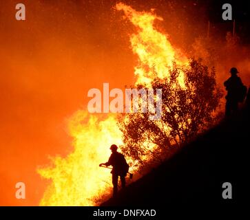 25. Dezember 2013, Simi Valley Kalifornien-USA. Ventura Feuerwehr zusammen mit Los Angeles, LA County und CalFire kämpfen ein Buschfeuer Weihnachten Nacht späten Mittwoch 25. Dezember in Simi Valley. Die starken Winde helfen die Buschfeuer entlang Santa Susana Pass Rd. westlich von Rocky Peak südlich der 118 Autobahn brennen. Das Brennen rund um 8-10 Hektar und keine Häuser wurden beschädigt. Das verursacht ist zu diesem Zeitpunkt noch unbekannt. Simi Valley ca. 25. Dezember 2013 Foto von Gene Blevins/LA DailyNews/ZumaPress. (Kredit-Bild: © gen Blevins/ZUMAPRESS.com) Bildnachweis: ZUMA Press, Inc./Alamy Live-Nachrichten Stockfoto