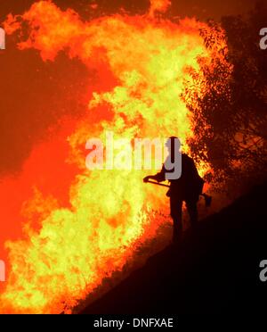 25. Dezember 2013, Simi Valley Kalifornien-USA. Ventura Feuerwehr zusammen mit Los Angeles, LA County und CalFire kämpfen ein Buschfeuer Weihnachten Nacht späten Mittwoch 25. Dezember in Simi Valley. Die starken Winde helfen die Buschfeuer entlang Santa Susana Pass Rd. westlich von Rocky Peak südlich der 118 Autobahn brennen. Das Brennen rund um 8-10 Hektar und keine Häuser wurden beschädigt. Das verursacht ist zu diesem Zeitpunkt noch unbekannt. Simi Valley ca. 25. Dezember 2013 Foto von Gene Blevins/LA DailyNews/ZumaPress. (Kredit-Bild: © gen Blevins/ZUMAPRESS.com) Bildnachweis: ZUMA Press, Inc./Alamy Live-Nachrichten Stockfoto