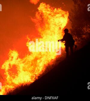 25. Dezember 2013, Simi Valley Kalifornien-USA. Ventura Feuerwehr zusammen mit Los Angeles, LA County und CalFire kämpfen ein Buschfeuer Weihnachten Nacht späten Mittwoch 25. Dezember in Simi Valley. Die starken Winde helfen die Buschfeuer entlang Santa Susana Pass Rd. westlich von Rocky Peak südlich der 118 Autobahn brennen. Das Brennen rund um 8-10 Hektar und keine Häuser wurden beschädigt. Das verursacht ist zu diesem Zeitpunkt noch unbekannt. Simi Valley ca. 25. Dezember 2013 Foto von Gene Blevins/LA DailyNews/ZumaPress. (Kredit-Bild: © gen Blevins/ZUMAPRESS.com) Bildnachweis: ZUMA Press, Inc./Alamy Live-Nachrichten Stockfoto