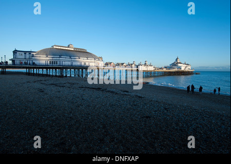 Eastbourne Pier in der Grafschaft East Sussex, England, UK. Fangen die letzte Einstellung Sonnenlicht an einem Wintertag. Stockfoto