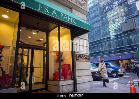 Ein Jos. A. Bank Clothiers und eine Herren Wearhouse Bekleidungsgeschäfte sind in New York gesehen. Stockfoto