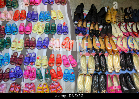 Peking China, Chinesisch, Wangfujing U-Bahn-Station, Linie 1, Schuhe, Hausschuhe, Display-Verkauf Straße, Verkäufer Stände Stand Marktmarkt, Frauen Stockfoto