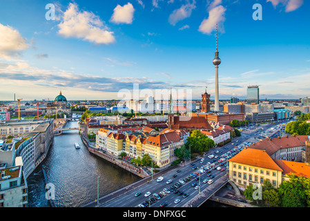 Berlin, Deutschland-Skyline über die Spree. Stockfoto