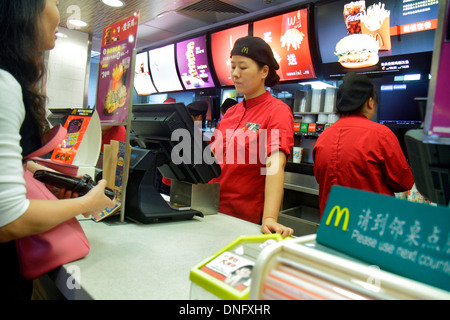 Beijing China, China, Xicheng, Changchunjie, McDonald's, Burger, Hamburger, Fast Food, Restaurants, Restaurants, Restaurants, Cafés, Küche, Essen, Inneneinrichtung Stockfoto