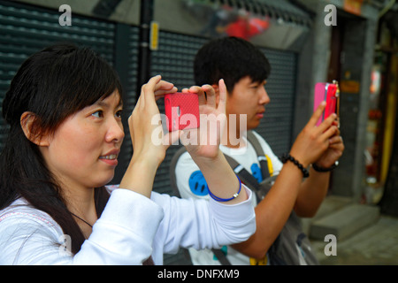 Peking China, Asien, Chinesisch, Orient, Dongcheng Bezirk, Nanluoguxiang, Hutong, Shopping Shopper Shopper Shop Shops Markt Märkte Marktplatz Kauf sel Stockfoto