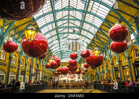 Weihnachtsschmuck in Covent Garden, London, UK. Stockfoto