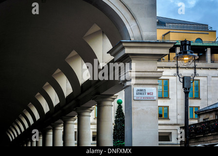 James Street Schild an den Säulen der Royal Opera House Arcade in Covent Garden. Stockfoto