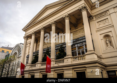 Außenansicht des Royal Opera House mit der gusseisernen und gläsernen Struktur der Paul Hamlyn Hall auf der linken Seite. Bow Street, Covent Garden, London. Stockfoto