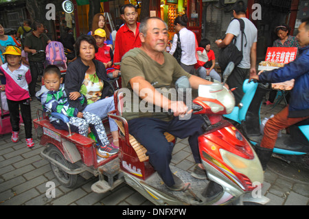 Peking China, Asien, Chinesisch, Orient, Dongcheng Bezirk, Nanluoguxiang, Hutong, Shopping Shopper Shopper Shop Shops Markt Märkte Marktplatz Kauf sel Stockfoto