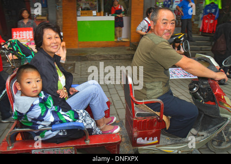 Peking China, Asien, Chinesisch, Orient, Dongcheng Bezirk, Nanluoguxiang, Hutong, Shopping Shopper Shopper Shop Shops Markt Märkte Marktplatz Kauf sel Stockfoto