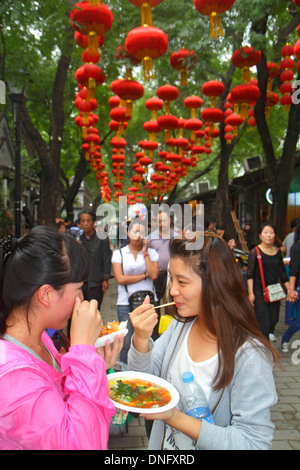 Peking China, Chinesisch, Dongcheng Bezirk, Nanluoguxiang, Hutong, Shopping Shopper Shopper Geschäfte Geschäfte Markt Märkte Kauf Verkauf, Einzelhandel Geschäfte b Stockfoto