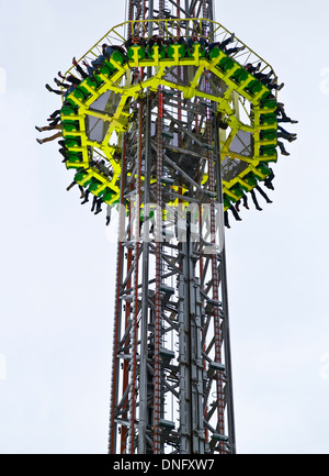 Power Tower extreme Achterbahnfahrt an Winter-Wunderland, Hyde Park, London, England Stockfoto