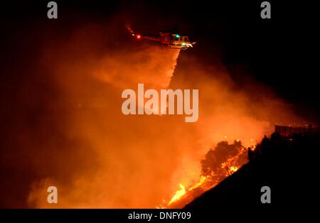 25. Dezember 2013, Simi Valley Kalifornien-USA. Ventura Feuerwehr zusammen mit Los Angeles, LA County und CalFire kämpfen ein Buschfeuer Weihnachten Nacht späten Mittwoch 25. Dezember in Simi Valley. Die starken Winde helfen die Buschfeuer entlang Santa Susana Pass Rd. westlich von Rocky Peak südlich der 118 Autobahn brennen. Das Brennen rund um 8-10 Hektar und keine Häuser wurden beschädigt. Das verursacht ist zu diesem Zeitpunkt noch unbekannt. Simi Valley ca. 25. Dezember 2013 Foto von Gene Blevins/LA DailyNews/ZumaPress. (Kredit-Bild: © gen Blevins/ZUMAPRESS.com) Bildnachweis: ZUMA Press, Inc./Alamy Live-Nachrichten Stockfoto