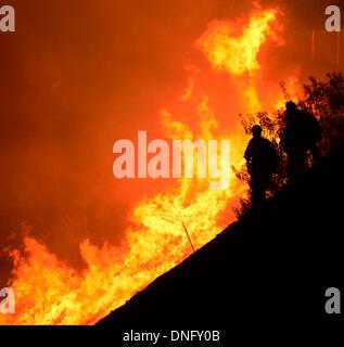 25. Dezember 2013, Simi Valley Kalifornien-USA. Ventura Feuerwehr zusammen mit Los Angeles, LA County und CalFire kämpfen ein Buschfeuer Weihnachten Nacht späten Mittwoch 25. Dezember in Simi Valley. Die starken Winde helfen die Buschfeuer entlang Santa Susana Pass Rd. westlich von Rocky Peak südlich der 118 Autobahn brennen. Das Brennen rund um 8-10 Hektar und keine Häuser wurden beschädigt. Das verursacht ist zu diesem Zeitpunkt noch unbekannt. Simi Valley ca. 25. Dezember 2013 Foto von Gene Blevins/LA DailyNews/ZumaPress. (Kredit-Bild: © gen Blevins/ZUMAPRESS.com) Bildnachweis: ZUMA Press, Inc./Alamy Live-Nachrichten Stockfoto