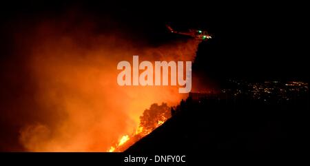 25. Dezember 2013, Simi Valley Kalifornien-USA. Ventura Feuerwehr zusammen mit Los Angeles, LA County und CalFire kämpfen ein Buschfeuer Weihnachten Nacht späten Mittwoch 25. Dezember in Simi Valley. Die starken Winde helfen die Buschfeuer entlang Santa Susana Pass Rd. westlich von Rocky Peak südlich der 118 Autobahn brennen. Das Brennen rund um 8-10 Hektar und keine Häuser wurden beschädigt. Das verursacht ist zu diesem Zeitpunkt noch unbekannt. Simi Valley ca. 25. Dezember 2013 Foto von Gene Blevins/LA DailyNews/ZumaPress. (Kredit-Bild: © gen Blevins/ZUMAPRESS.com) Bildnachweis: ZUMA Press, Inc./Alamy Live-Nachrichten Stockfoto