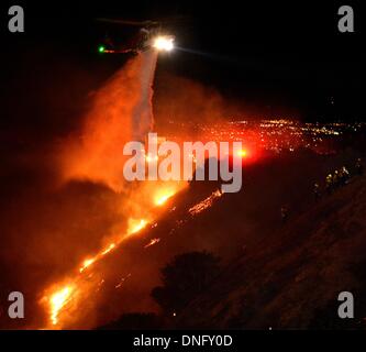 25. Dezember 2013, Simi Valley Kalifornien-USA. Ventura Feuerwehr zusammen mit Los Angeles, LA County und CalFire kämpfen ein Buschfeuer Weihnachten Nacht späten Mittwoch 25. Dezember in Simi Valley. Die starken Winde helfen die Buschfeuer entlang Santa Susana Pass Rd. westlich von Rocky Peak südlich der 118 Autobahn brennen. Das Brennen rund um 8-10 Hektar und keine Häuser wurden beschädigt. Das verursacht ist zu diesem Zeitpunkt noch unbekannt. Simi Valley ca. 25. Dezember 2013 Foto von Gene Blevins/LA DailyNews/ZumaPress. (Kredit-Bild: © gen Blevins/ZUMAPRESS.com) Bildnachweis: ZUMA Press, Inc./Alamy Live-Nachrichten Stockfoto